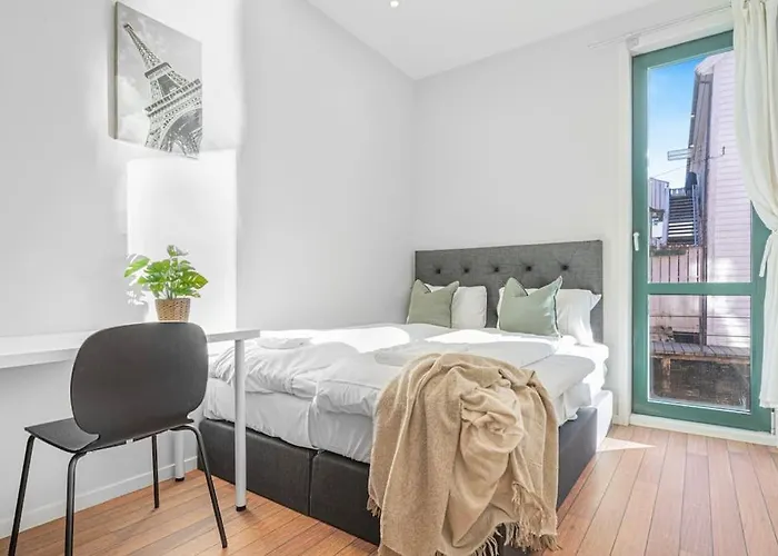 Apartment Ocean-view Haven: Take A Swim From Your Window! Bergen