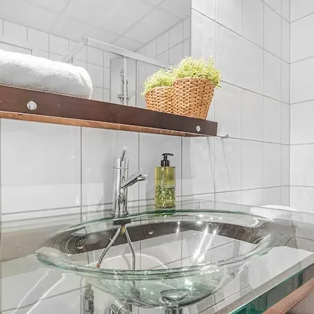 Ocean-view Haven: Take A Swim From Your Window! 公寓 *